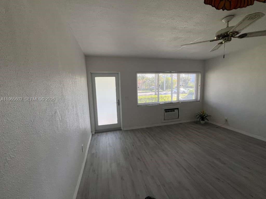 PASADENA GARDEN APARTMENT - Residential