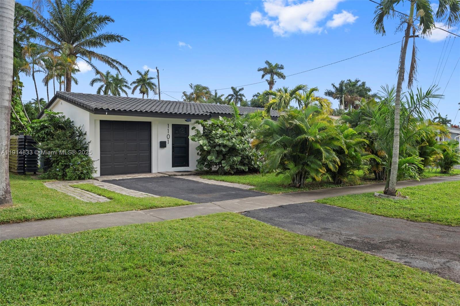 COUNTRY CLUB HOMES - Residential