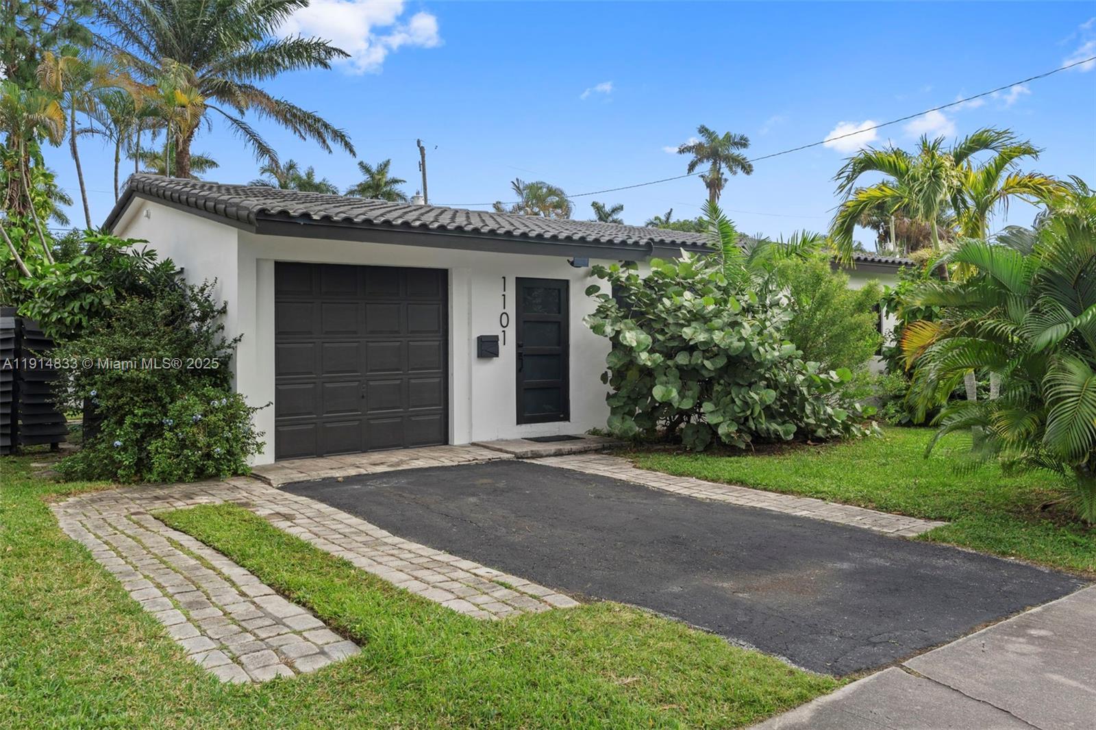 COUNTRY CLUB HOMES - Residential