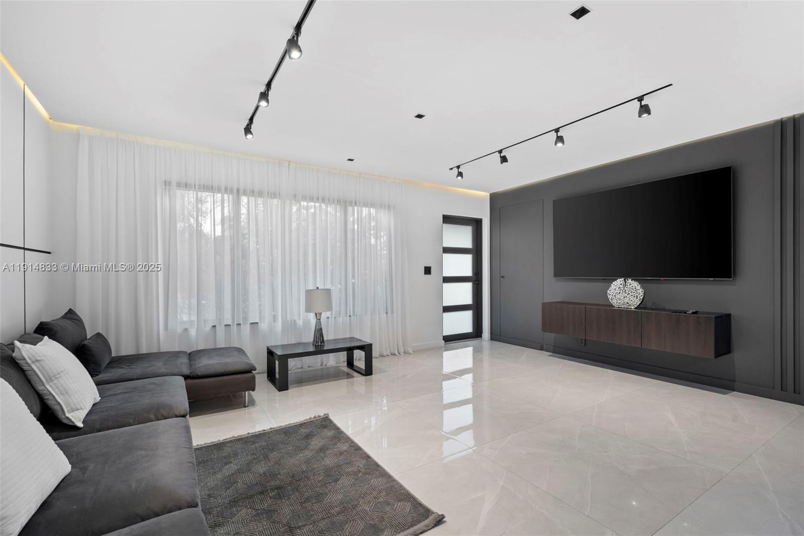 COUNTRY CLUB HOMES - Residential