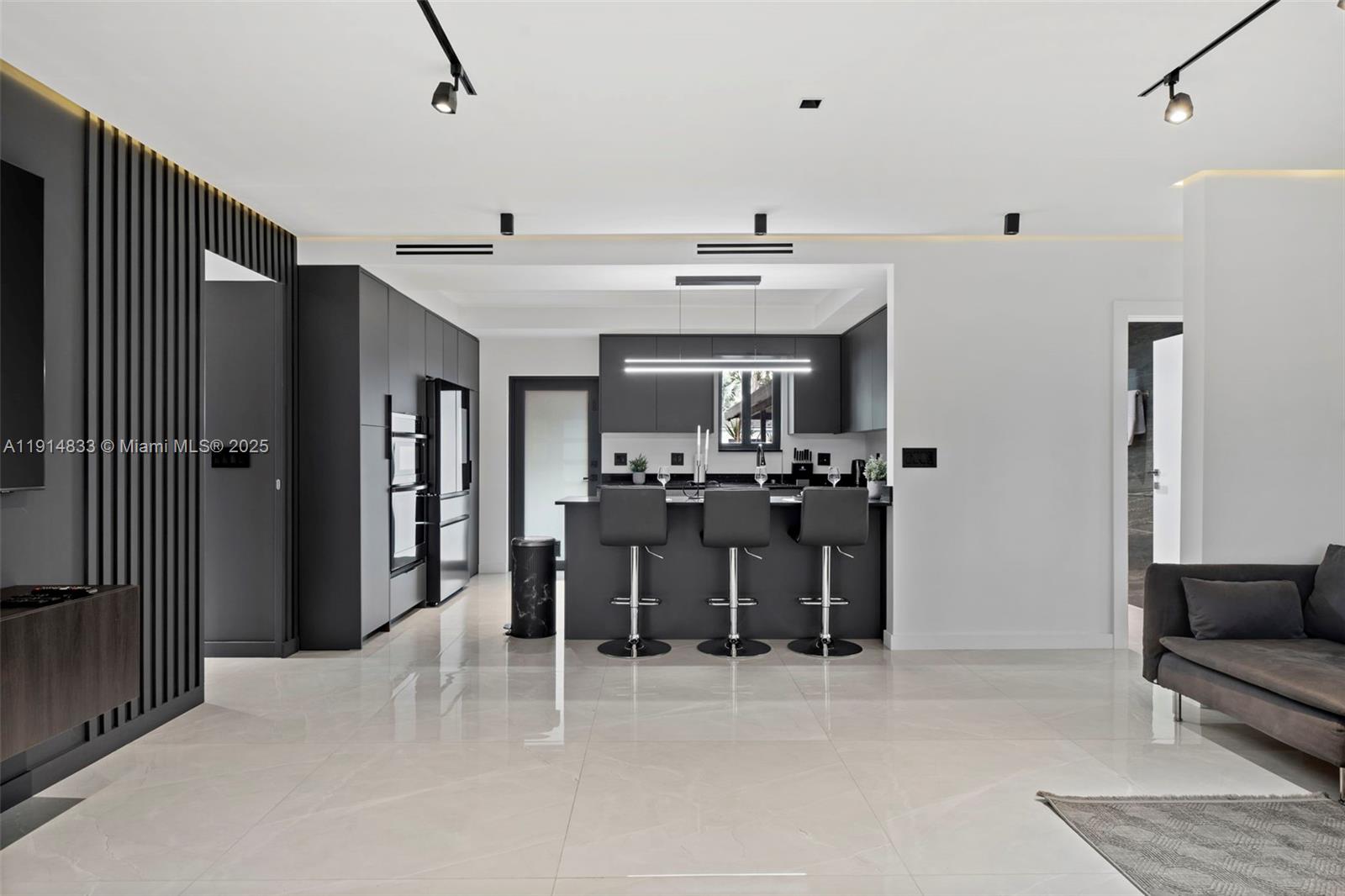 COUNTRY CLUB HOMES - Residential
