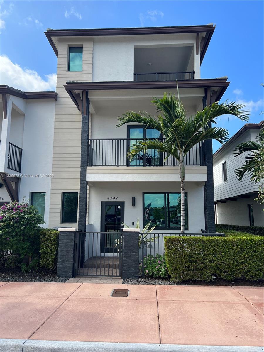 DOWNTOWN DORAL SOUTH PHAS - Residential Lease