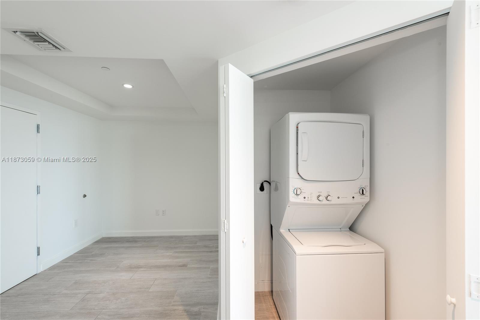 BRICKELL HEIGHTS EAST CON - Residential Lease