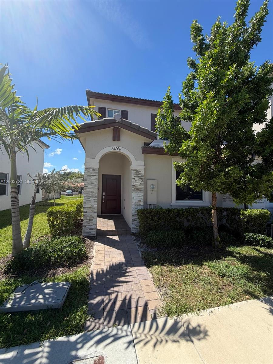 BEAUTIFUL  UNIT IN THE NEW WESTVIEW COMMUNITY OF LENNAR,

CENTRAL LOCATION, JUST 15-20 MINUTES BY CAR FROM DOWNTOWN, MIA AIRPORT, AVENTURA, ETC.

BANDOL DESIGN OF 3 BEDROOMS AND 3 BATHROOMS,