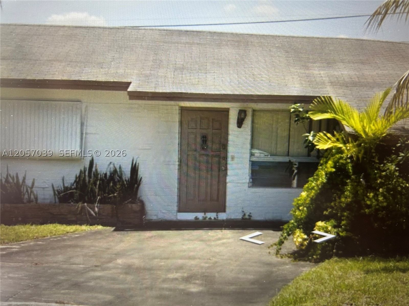 HANDYMAN SPECIAL! CASH ONLY. SOLD STRICTLY AS IS, WHERE IS. NO REPAIRS, WARRANTIES, OR CREDITS. OFFERS MUST BE NON-CONTINGENT, WITH NO INSPECTION OR FINANCING CONTINGENCIES. BUYER ACCEPTS PROPERTY IN ITS PRESENT CONDITION. ARCHITECTURAL PLANS ON ATTACHED ON MLS
TEXT AGENT NO SHOWING 
APPOINTMENT ONLY TO SEE THE OUTSIDE. 
HIGHEST & BEST