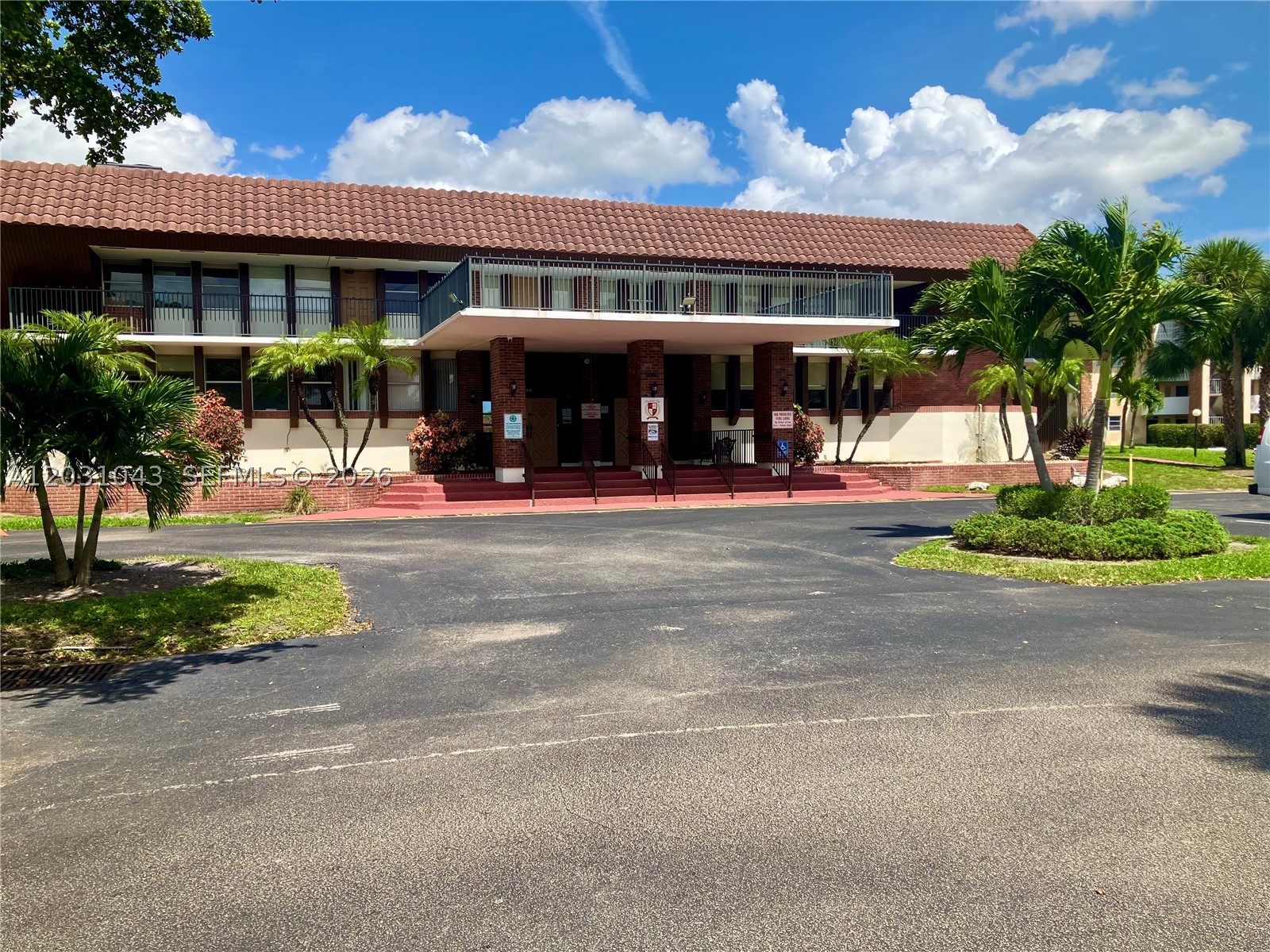 LAUDERDALE OAKS CONDO 5 - Residential