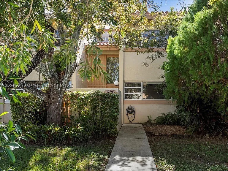Welcome to a beautifully remodeled 3-bedroom, 3-bath townhouse as per Owner located in the heart of the Kendale Lakes area. This spacious and bright home features an open-concept kitchen, abundant natural light, and a private terrace with a wonderful lake view—perfect for enjoying stunning sunsets. The property offers parking for up to 3 cars, is located in an excellent school district, and is conveniently close to restaurants, parks, and a golf club. Don’t miss the opportunity to rent this beautiful townhouse!