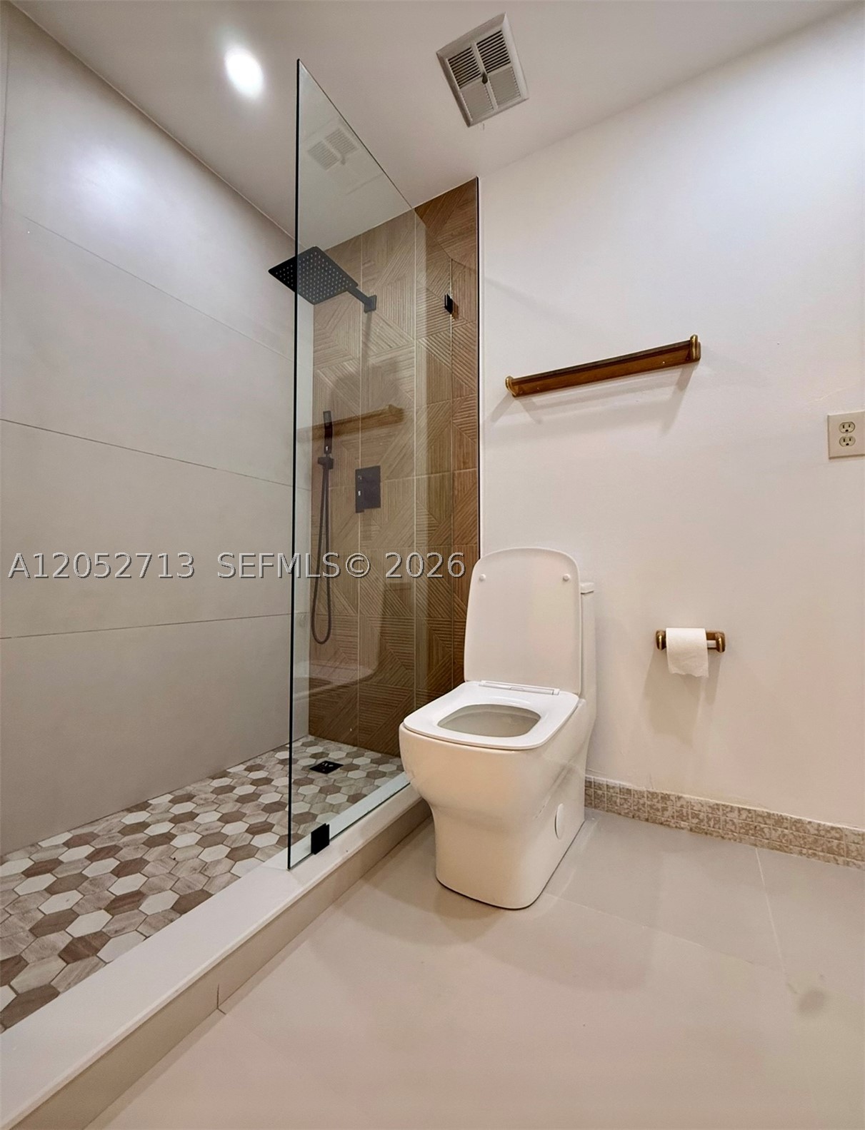 CATALONIA LAKE VILLAS - Residential Lease