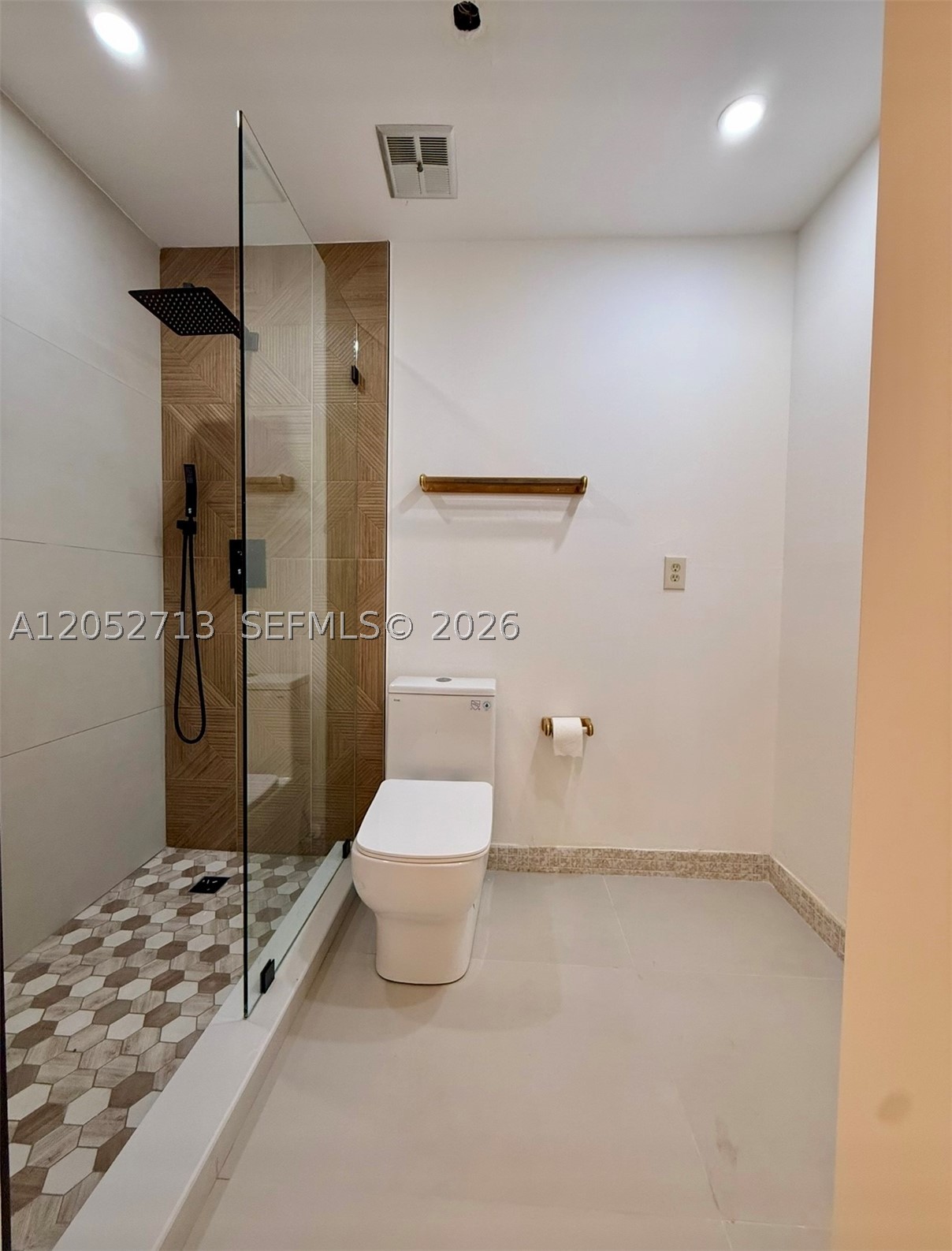 CATALONIA LAKE VILLAS - Residential Lease