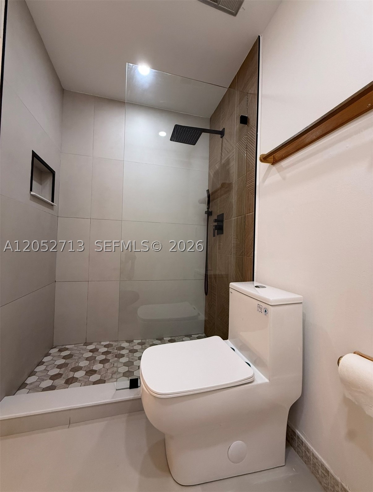 CATALONIA LAKE VILLAS - Residential Lease
