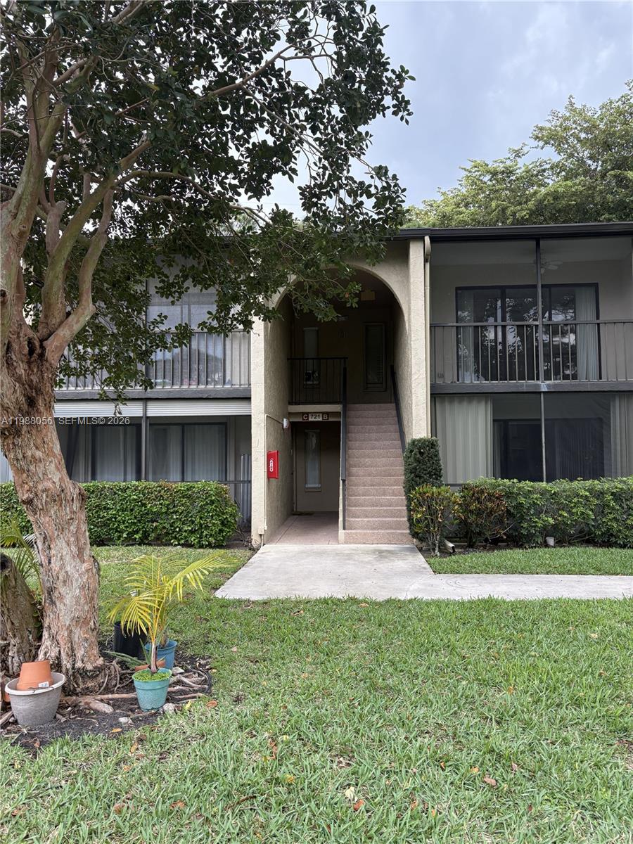 Comfortable 1/1 in Pine Ridge North Village, featuring a spacious living room, functional kitchen, and private balcony with an open view. Quiet community with green areas and an excellent location close to shops, restaurants, and transportation