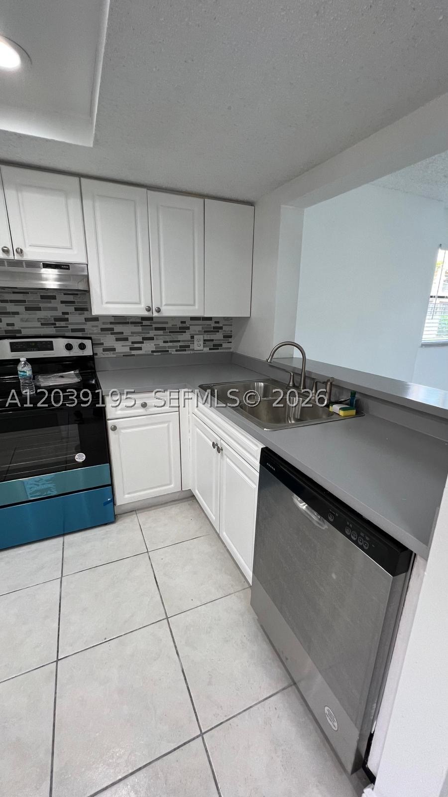 VILLAS AT LAKEVIEW CONDO - Residential Lease