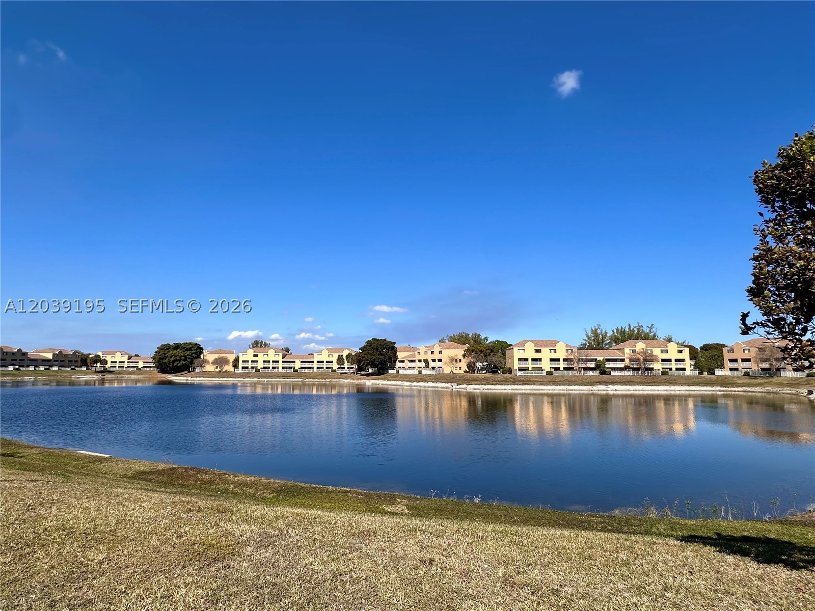 VILLAS AT LAKEVIEW CONDO - Residential Lease