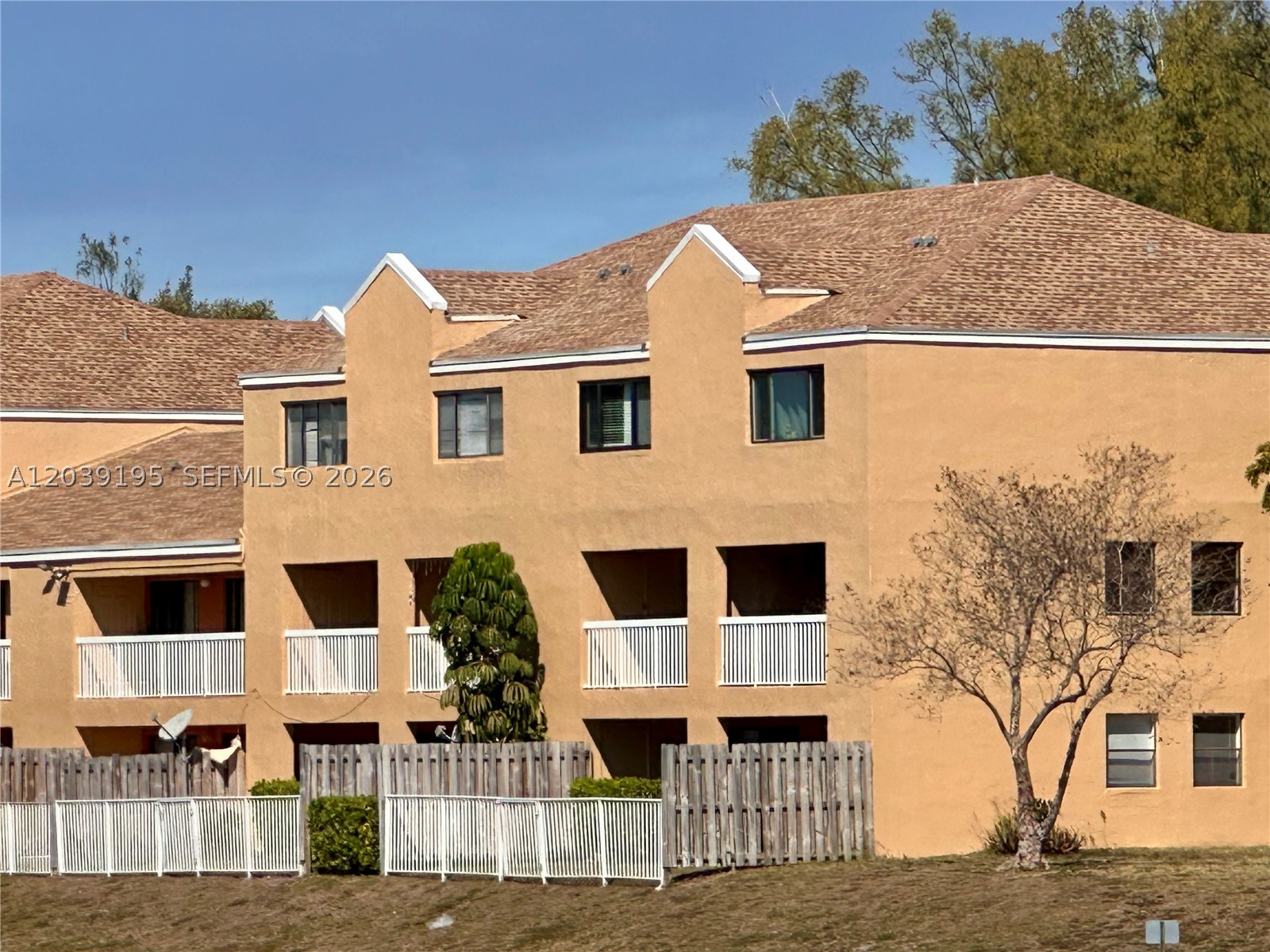 VILLAS AT LAKEVIEW CONDO - Residential Lease