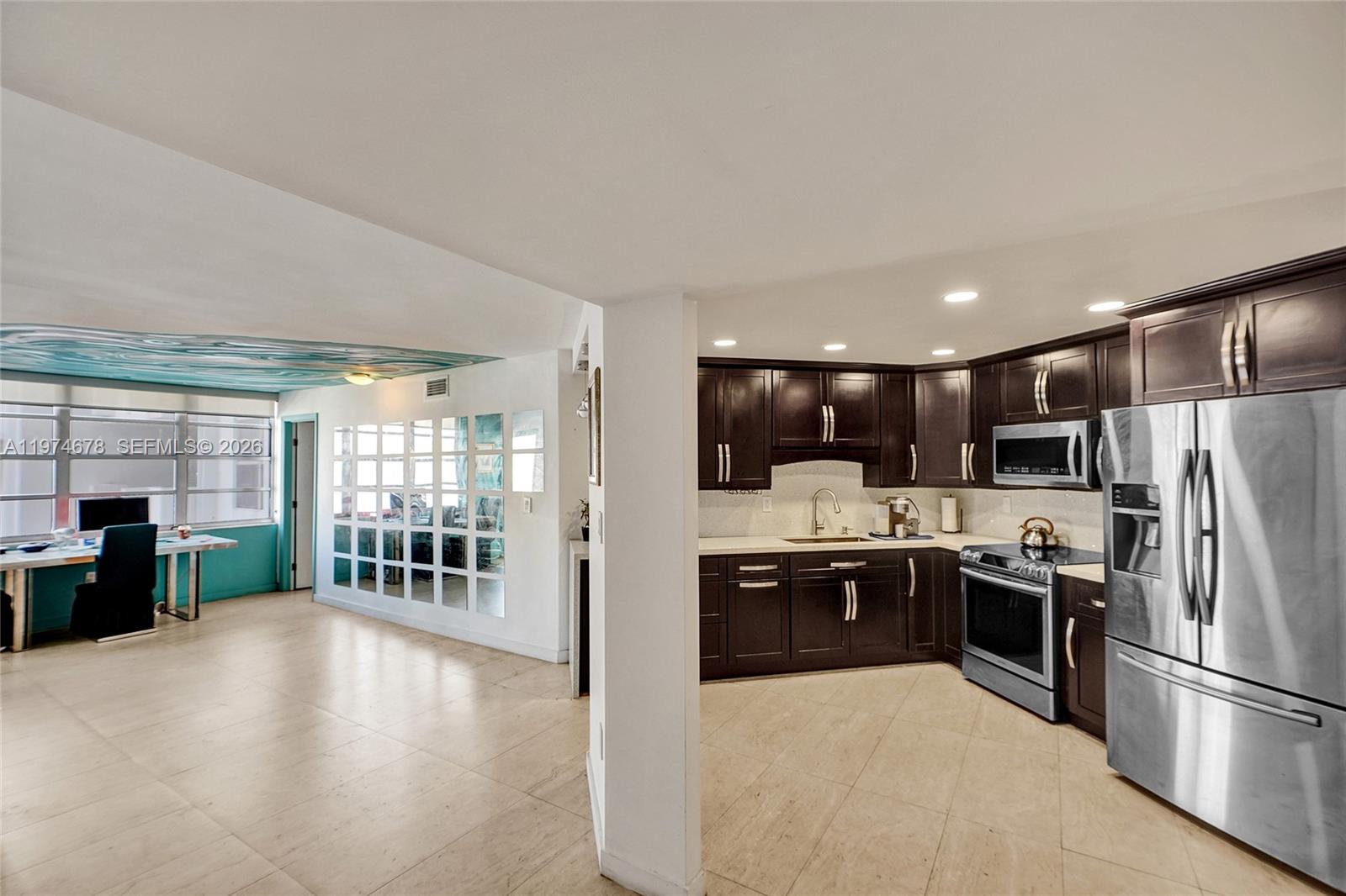 COMMODORE PLAZA CONDO - Residential