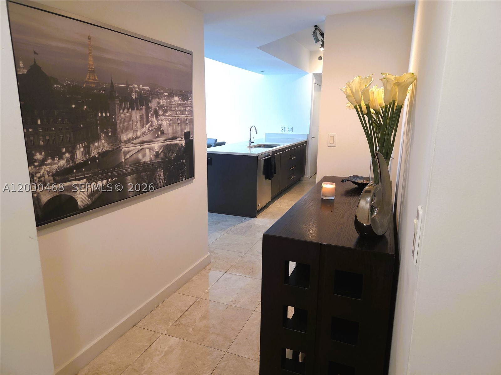 Experience luxury living in this furnished 2-bed, 2-bath apartment in Downtown Miami’s financial district. Featuring ceramic floors, a modern kitchen with stainless steel appliances, spacious walk-in closets, and stunning views of Downtown and the Miami River. Enjoy the convenience of in-unit laundry and one of the rare units in Brickell with ***TWO parking spaces!****
Resort-style amenities include two pools, a full spa, gym, business center, party room, valet, concierge, and 24/7 security. Steps from Brickell City Center, restaurants, shops, and just 10–15 minutes from Miami Beach with easy I-95 access.