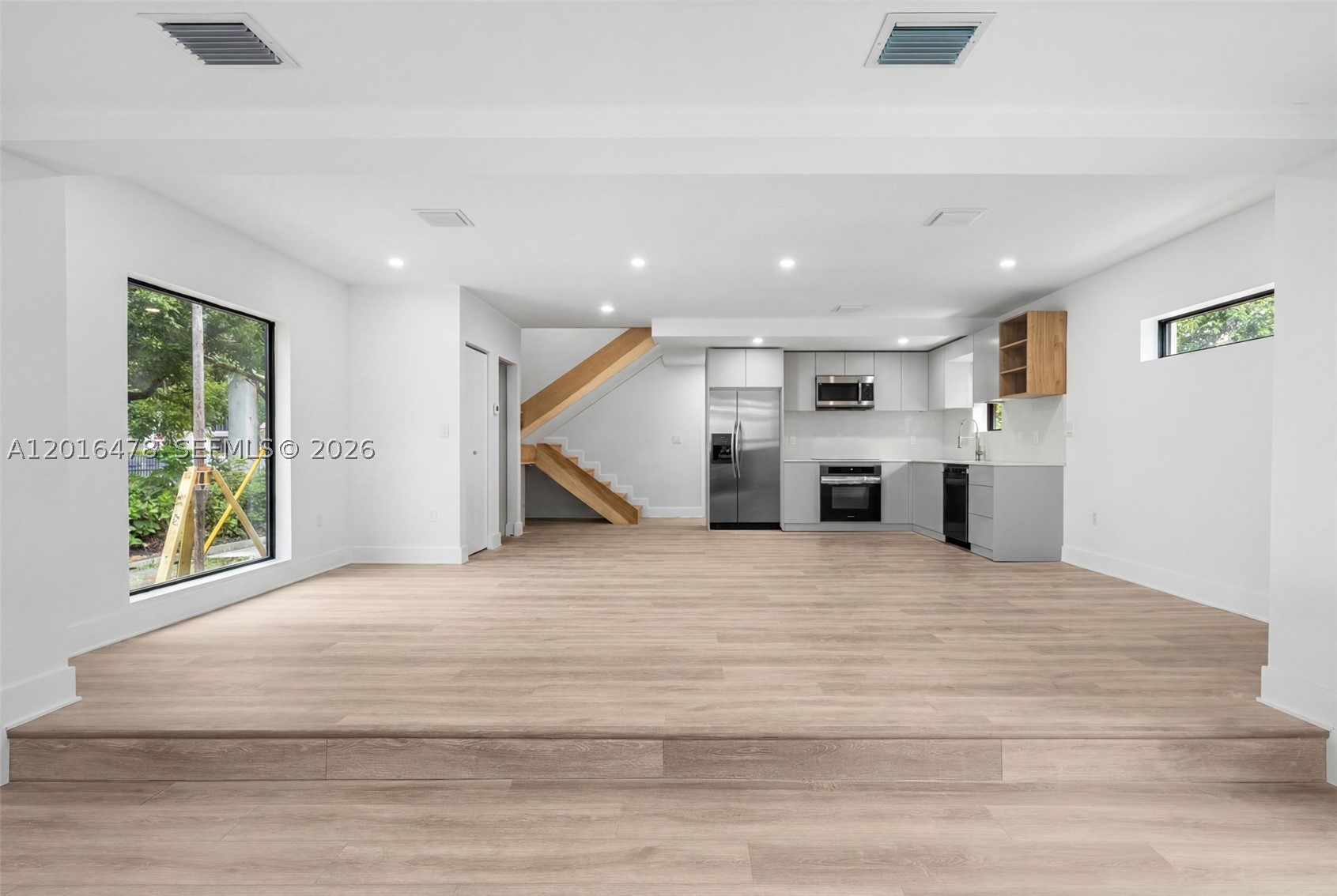 CRESTWOOD - Residential