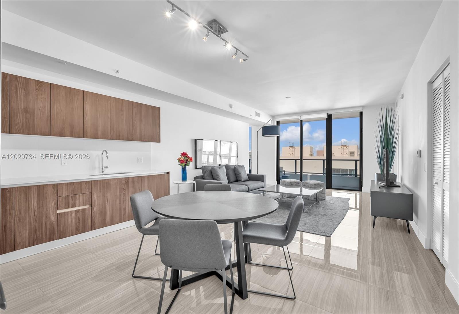 ** Available July 12th. Need 48hrs advance notice to show **
Experience luxury living in the heart of Aventura at this beautifully furnished 1 bedroom + den, 2 full bathroom
unit in Aventura Park Square. The versatile den can be used as a home office or guest room, making it perfect for
both work and relaxation. Unit comes with 2 assigned & covered parking spaces (tandem). Located in a vibrant mixed-use community, APS offers resort-style amenities including a fitness center,
pool, restaurants, cafes, and shops—all just steps away. Don’t miss out on this exceptional opportunity for stylish,