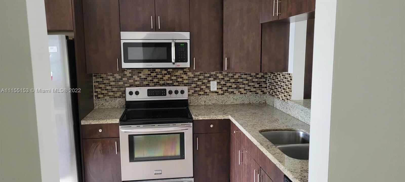 LOCATION! LOCATION! renovated 2bed/2bath in heart of Hollywood close to house of worship, shopping center and major highway. Unit features gorgeous Ceramic floors through the unit, granite counters kitchen, stainless steel appliances with a large living/dining room area, spacious balcony and much more.