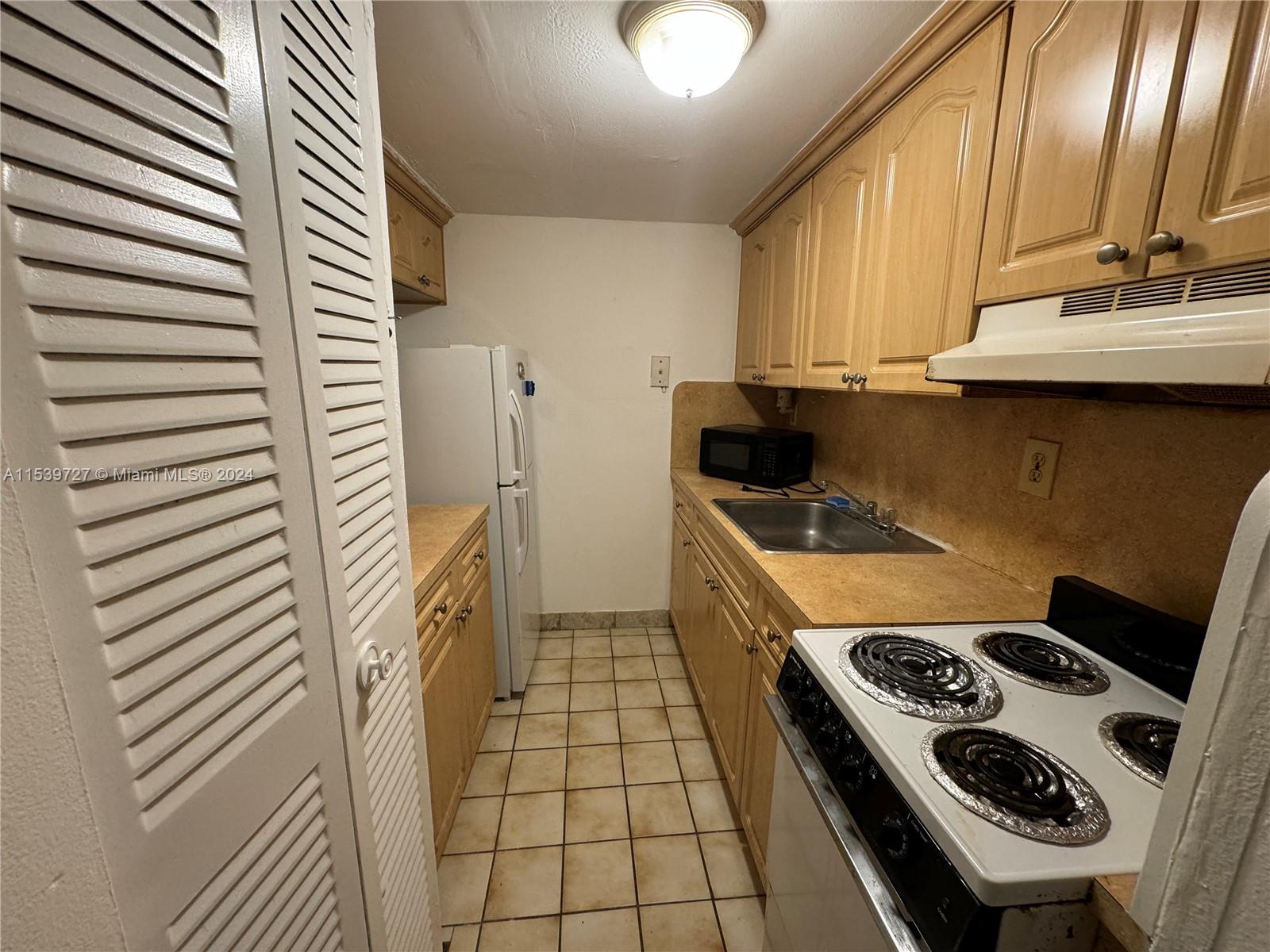 TWIN EXECUTIVE TOWERS CON - Residential Lease