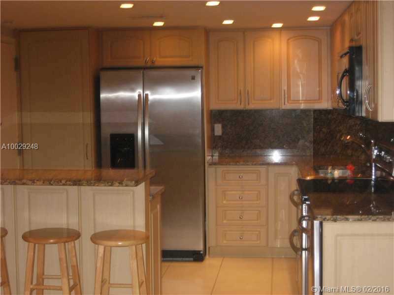 CAPTIVATING REMODELED unit with BEAUTIFUL PANORAMIC VIEWS of BAY & CITY! EXCELLENT condition! TILED throughout! AWARD WINNING kitchen! MODERN closets! Like NEW! 930 SQ/FT/ of LIVING DELIGHT! COVERED PARKING! ELEGANT! SPARKLING w/ SUNLIGHT! IMMACULATE! CHA RMING! Great OPPORTUNITY! Simply...MARVELOUS!