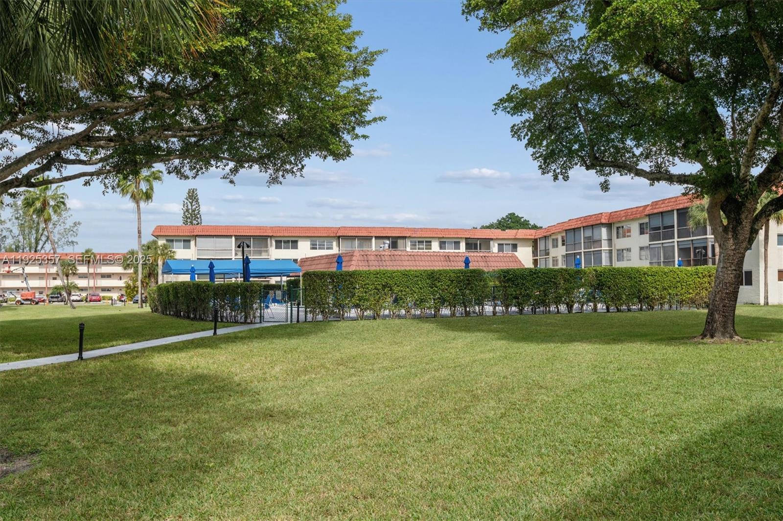 HOLLYBROOK GOLF AND - Residential