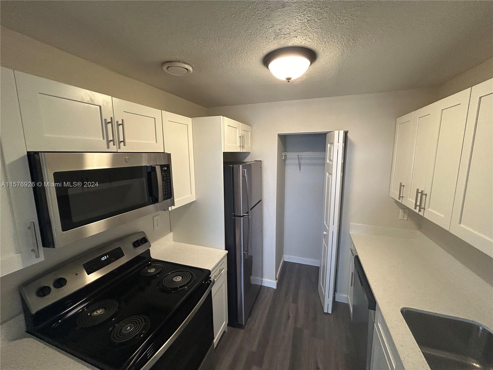 PALM VILLAGE CLUB CONDO - Residential Lease