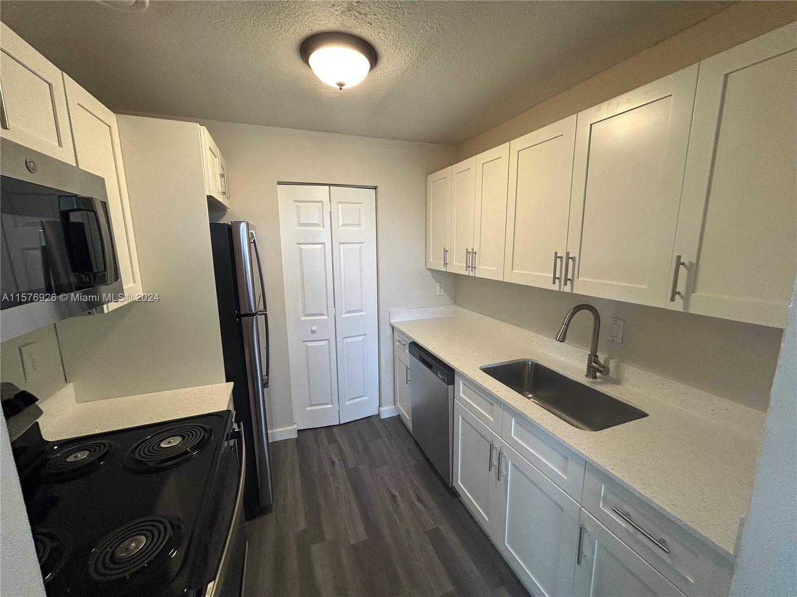 PALM VILLAGE CLUB CONDO - Residential Lease