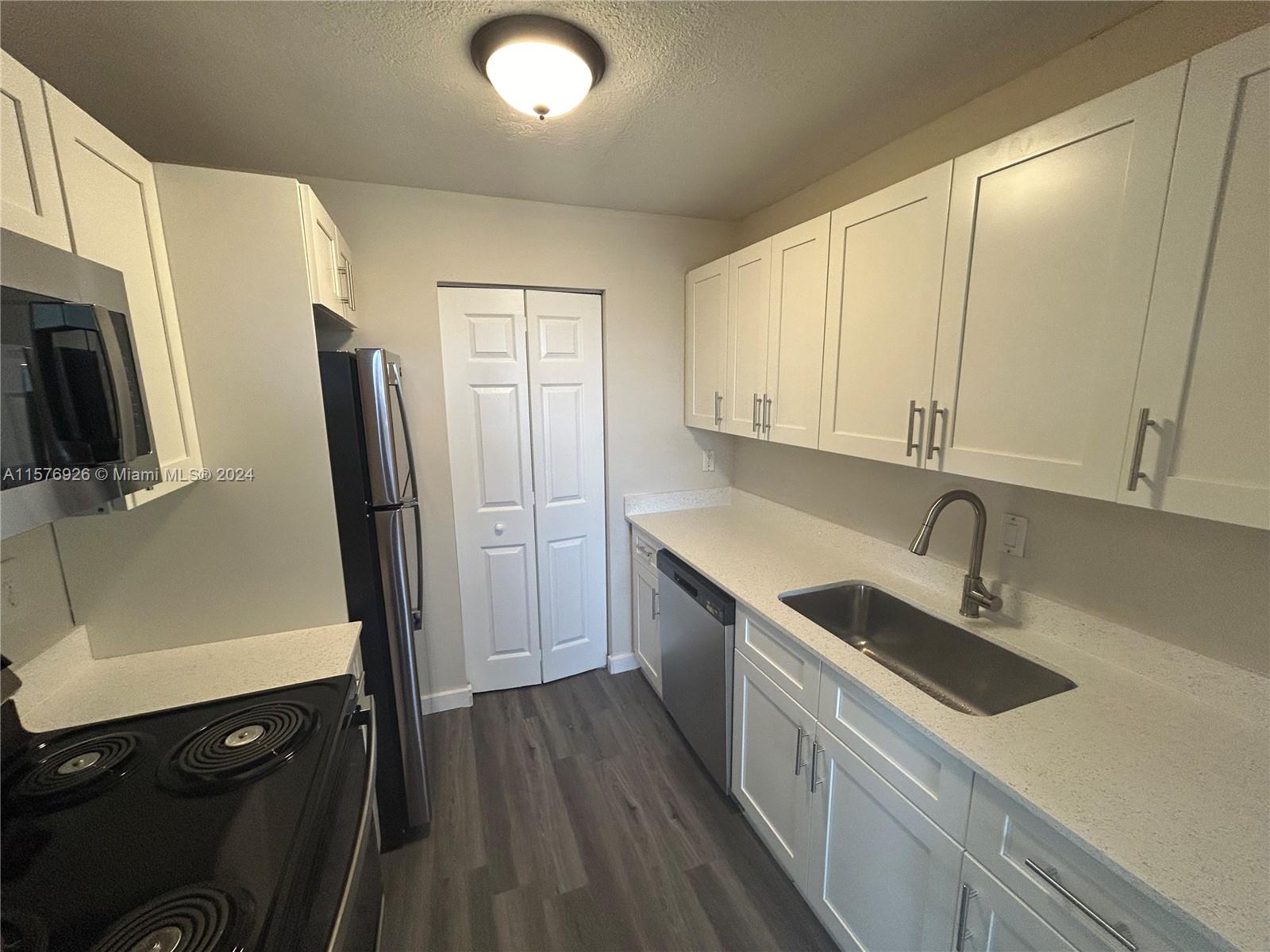 PALM VILLAGE CLUB CONDO - Residential Lease