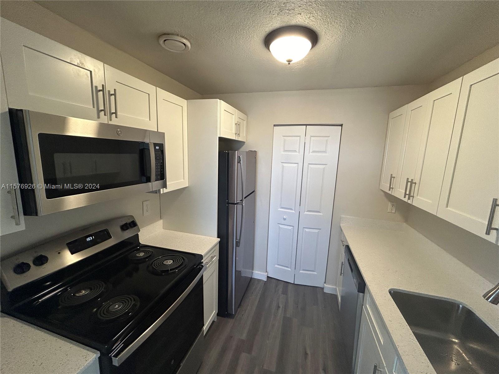 PALM VILLAGE CLUB CONDO - Residential Lease