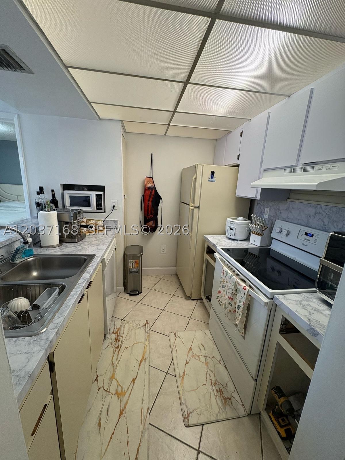 LAS BRISAS@ COUNTRY CLUB - Residential Lease