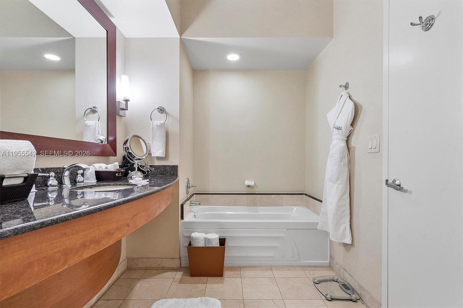 TRUMP INTERNATIONAL SONES - Residential
