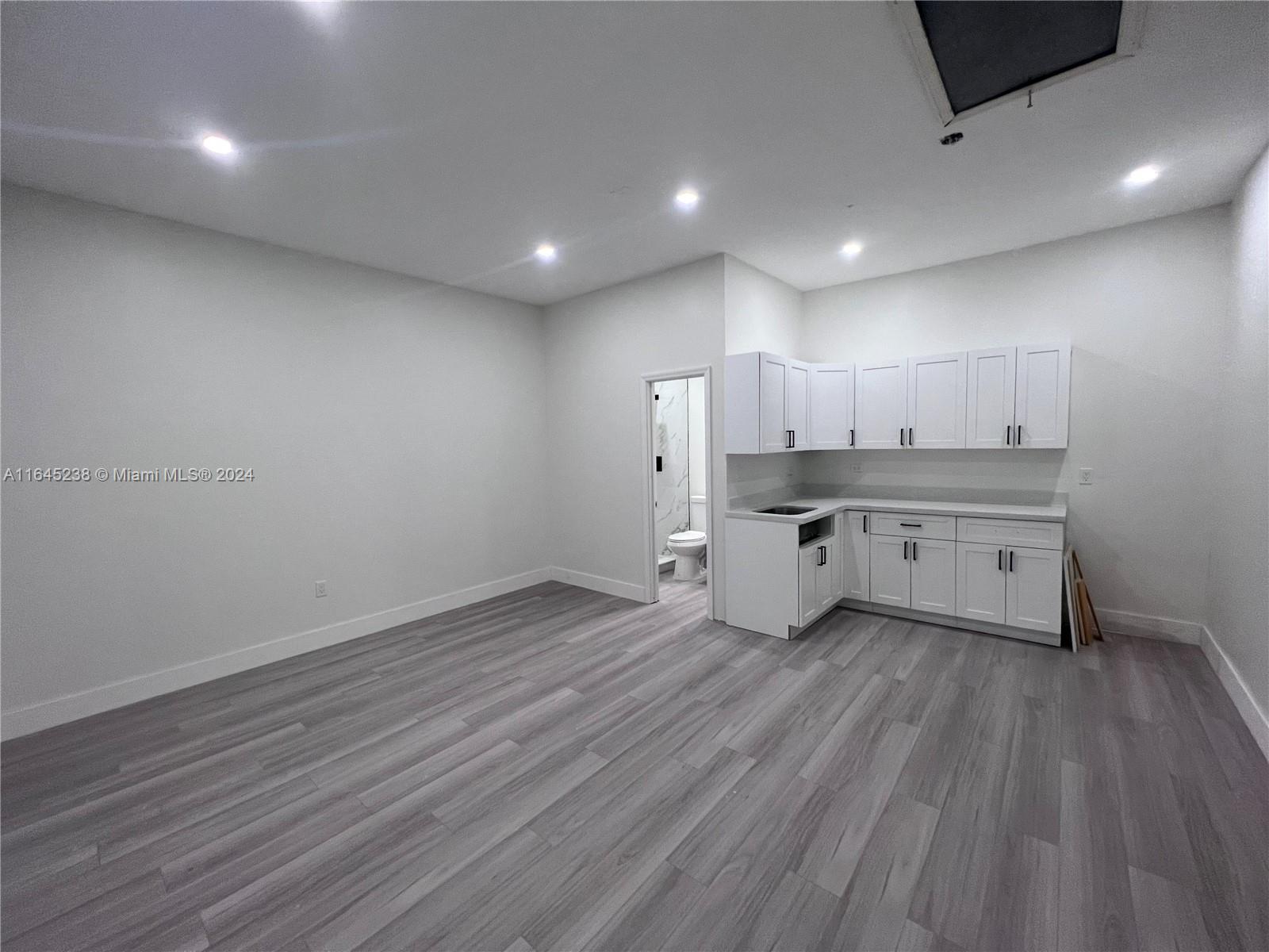 LAKE VENETIAN - Residential Lease