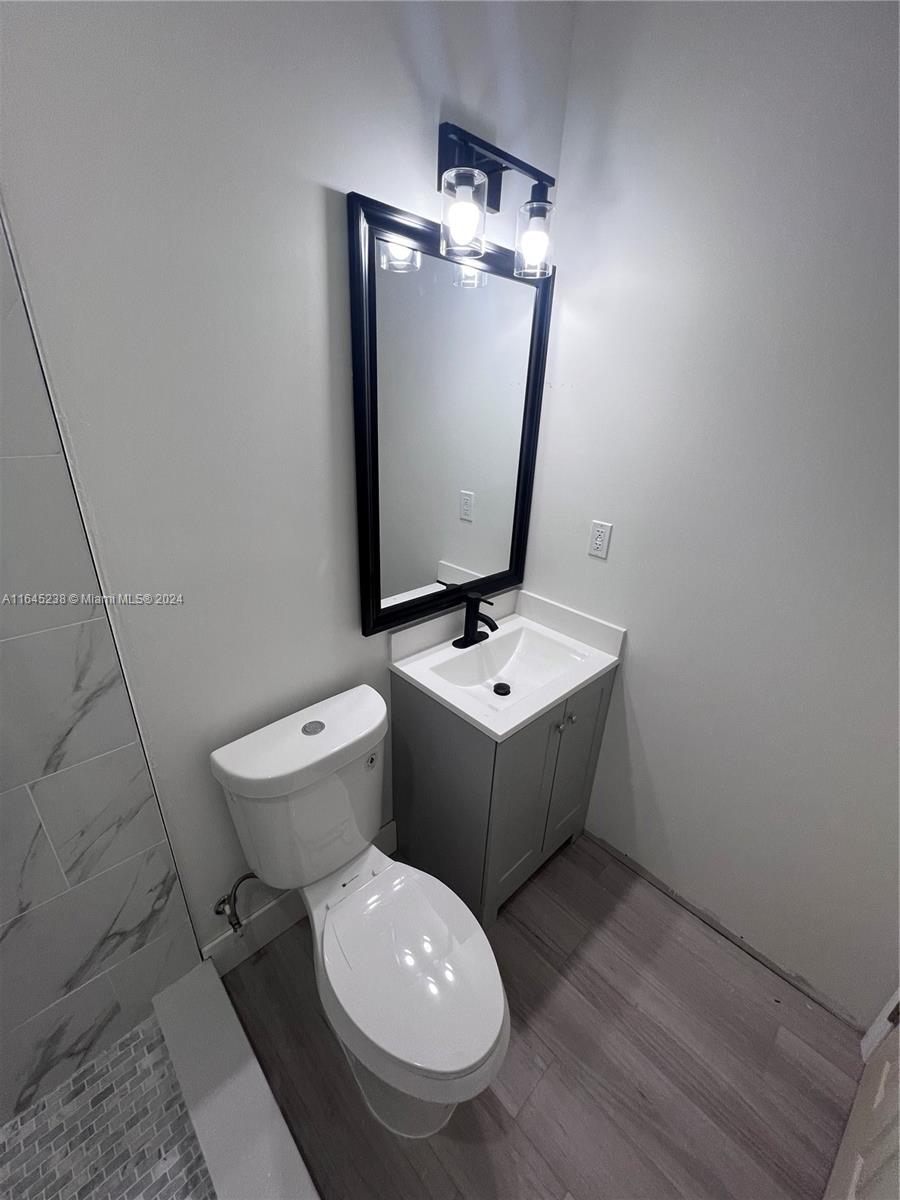 LAKE VENETIAN - Residential Lease
