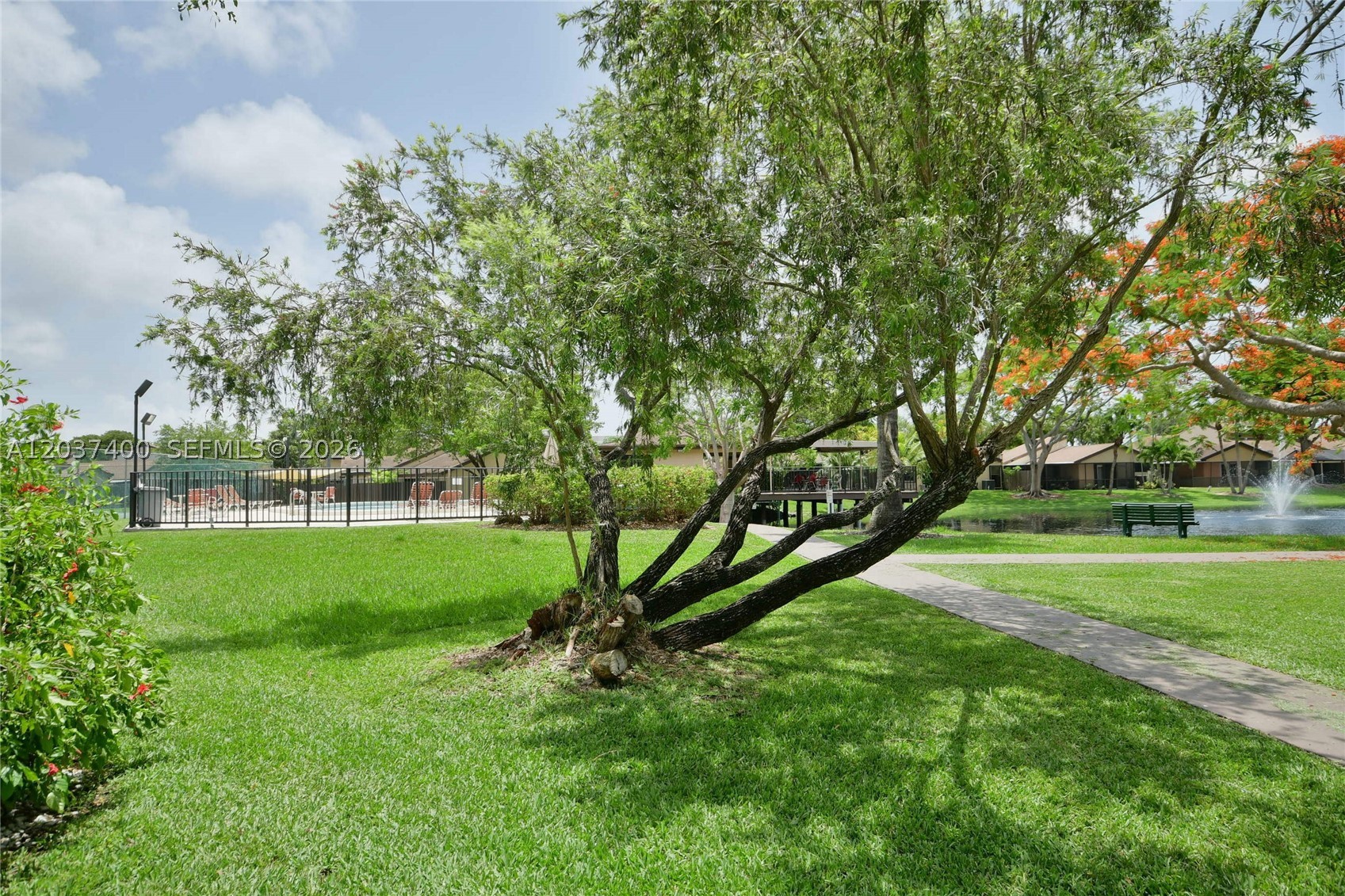 BRIAR LAKE - Residential