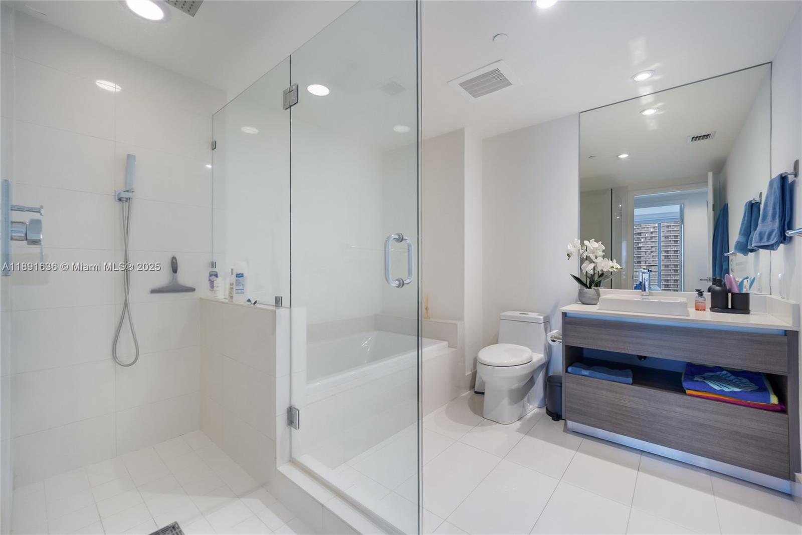 1100 MILLECENTO RESIDENCE - Residential Lease