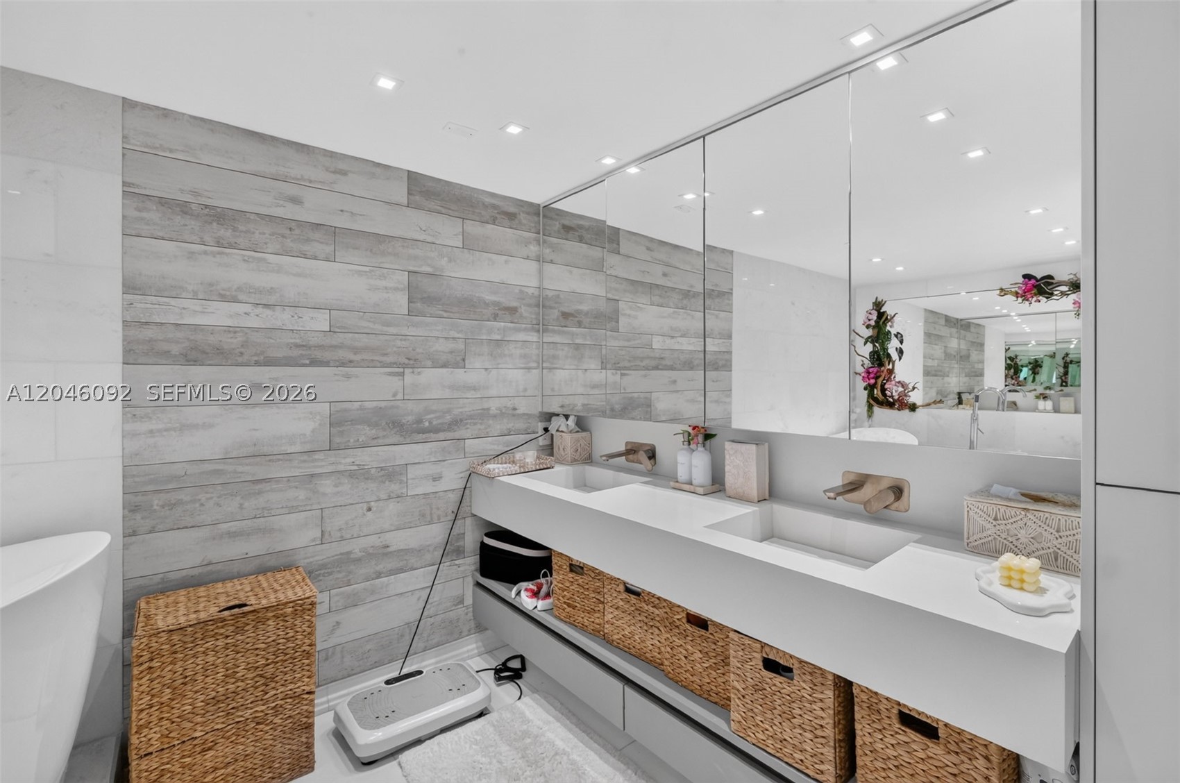 RONEY PALACE CONDO - Residential