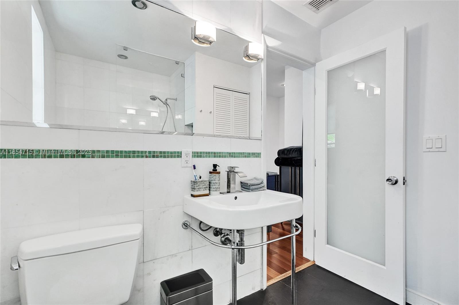 WHISPER CONDO - Residential