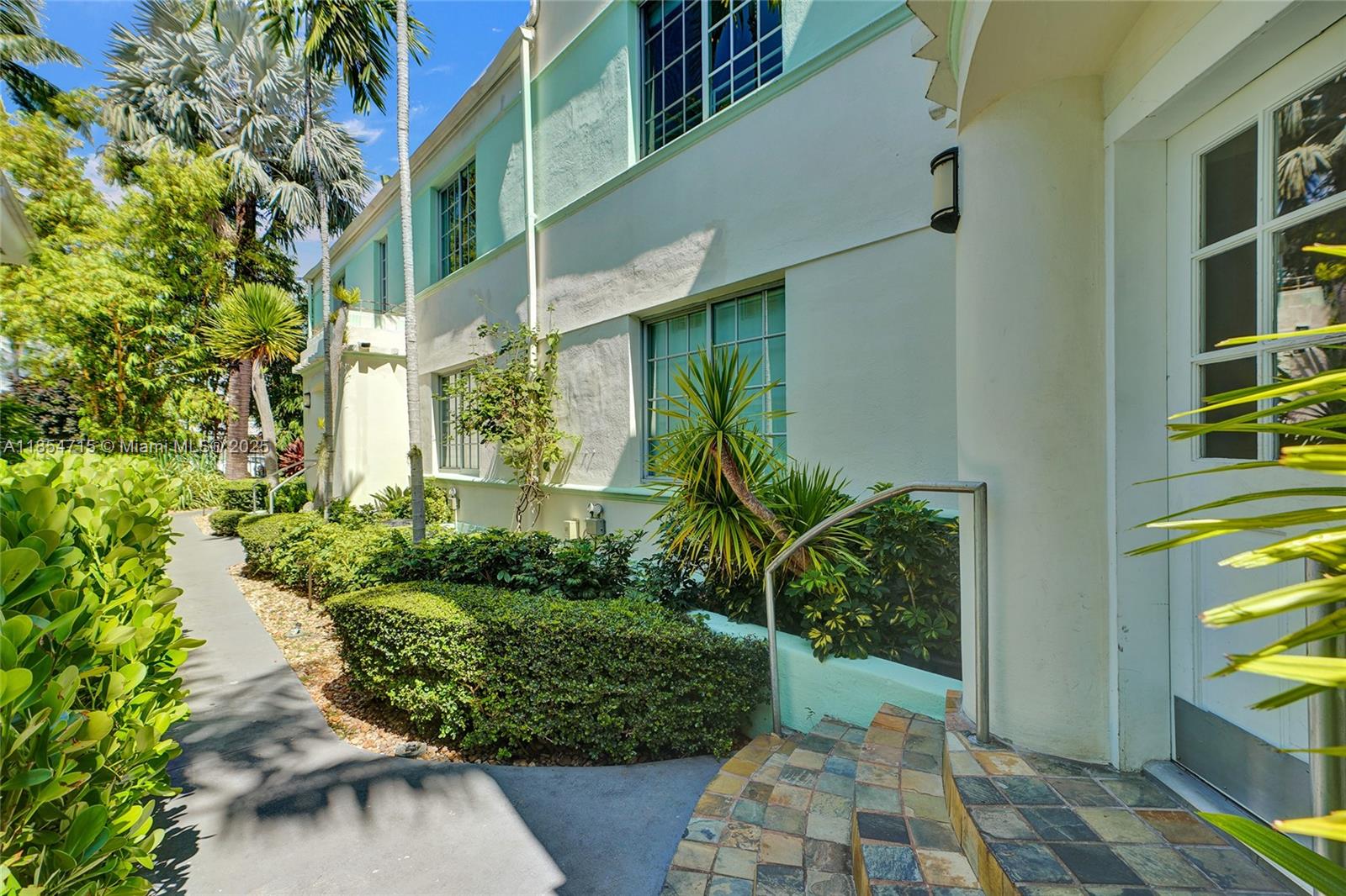 WHISPER CONDO - Residential
