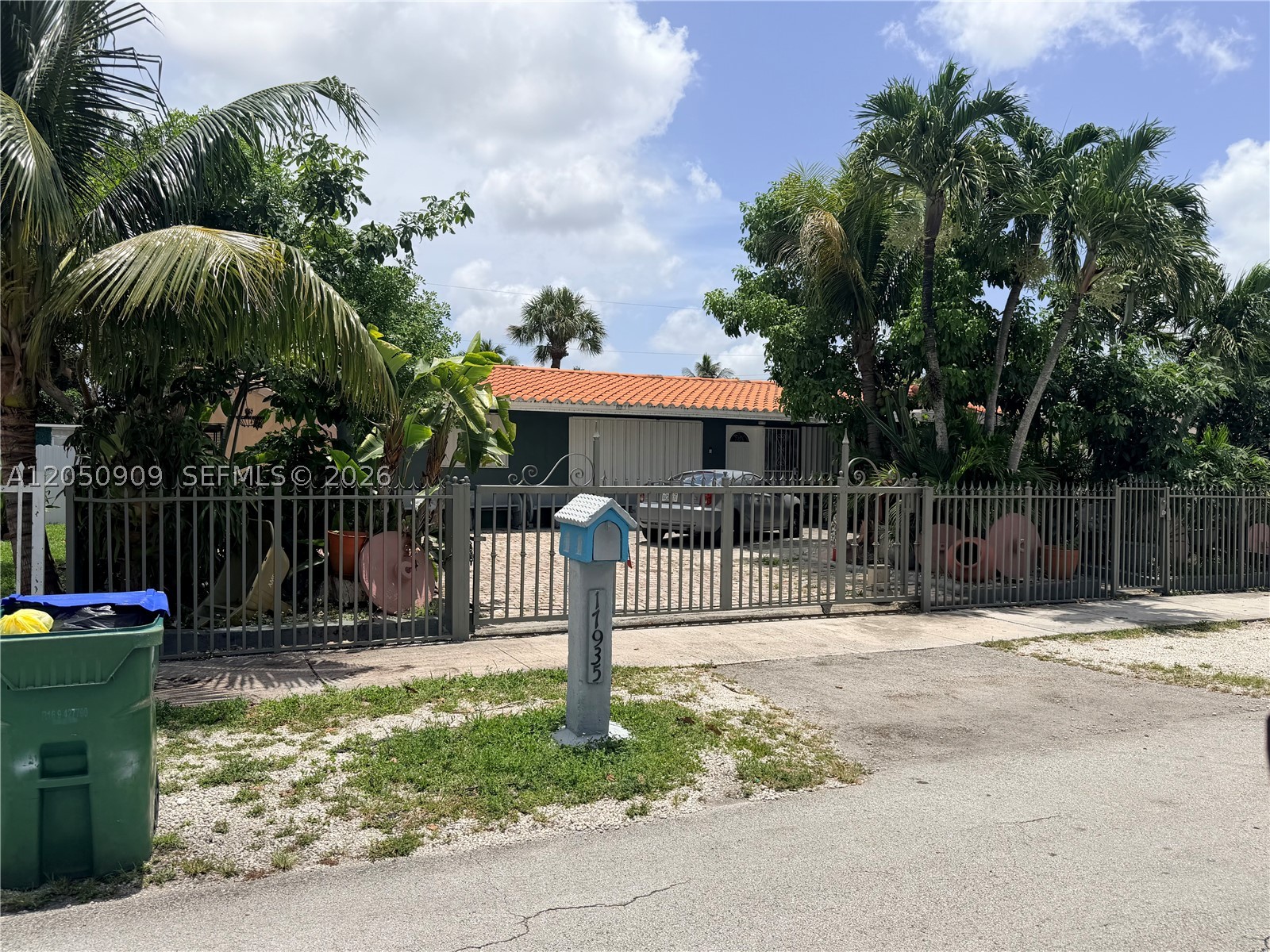 An investment-ready property featuring a spacious lot, dual access to the backyard, and a main driveway with room for multiple vehicles. It is located near markets and major avenues. Please do not disturb the owner. This is a cash-only sale due to existing liens and code violations; the buyer must verify all details before submitting an offer. Offers must be accompanied by proof of funds and an "as-is" contract.