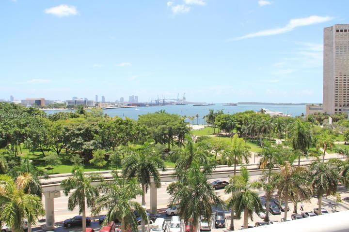 Great opportunity to purchase one-of-a-kind studio in Downtown Miami at 50 Biscayne, Park Suites are the only studios in the building offering direct EAST views of the Bay and Bayfront Park. This studio can be rented annually or on a short-term basis! Building amenities include: gym, pilates, spa, pool, clubhouse, 24 hr security, doorman, valet service, and concierge. Easy access to the American Airlines Arena, Bayfront Park, public transport, and nearby South Beach.
