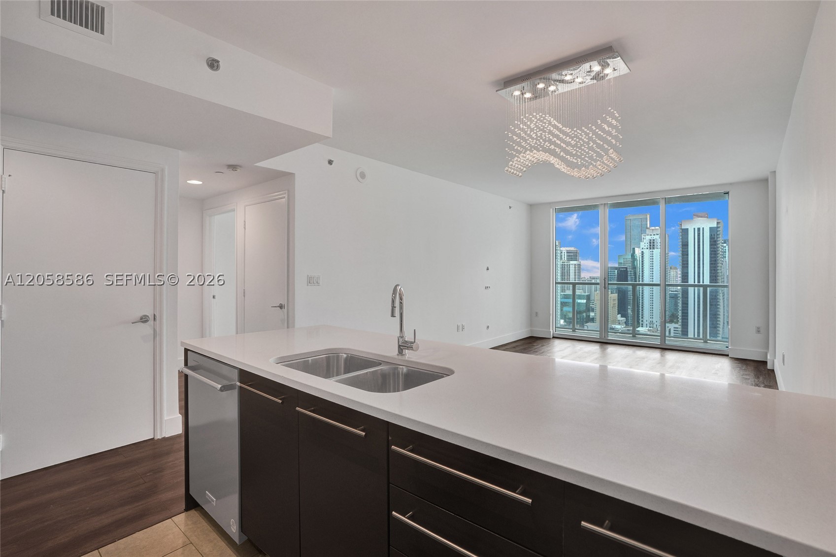 Beautifully renovated condo in the 04 line of 500 Brickell. This stunning 1BR/1BA luxury condo perfectly captures the energy of Miami's most vibrant neighborhood. The residence showcases premium finishes, an open-concept kitchen with high-end appliances, and a spacious balcony overlooking Biscayne Bay and the glittering Brickell skyline. Residents enjoy unrivaled resort-style amenities: a rooftop sky pool, elite fitness center, world-class spa, private cinema, lounge, and full-time concierge. Unbeatable walkable location just blocks from Brickell City Centre, fine dining, and entertainment.
Rental restrictions: 30-day Min.