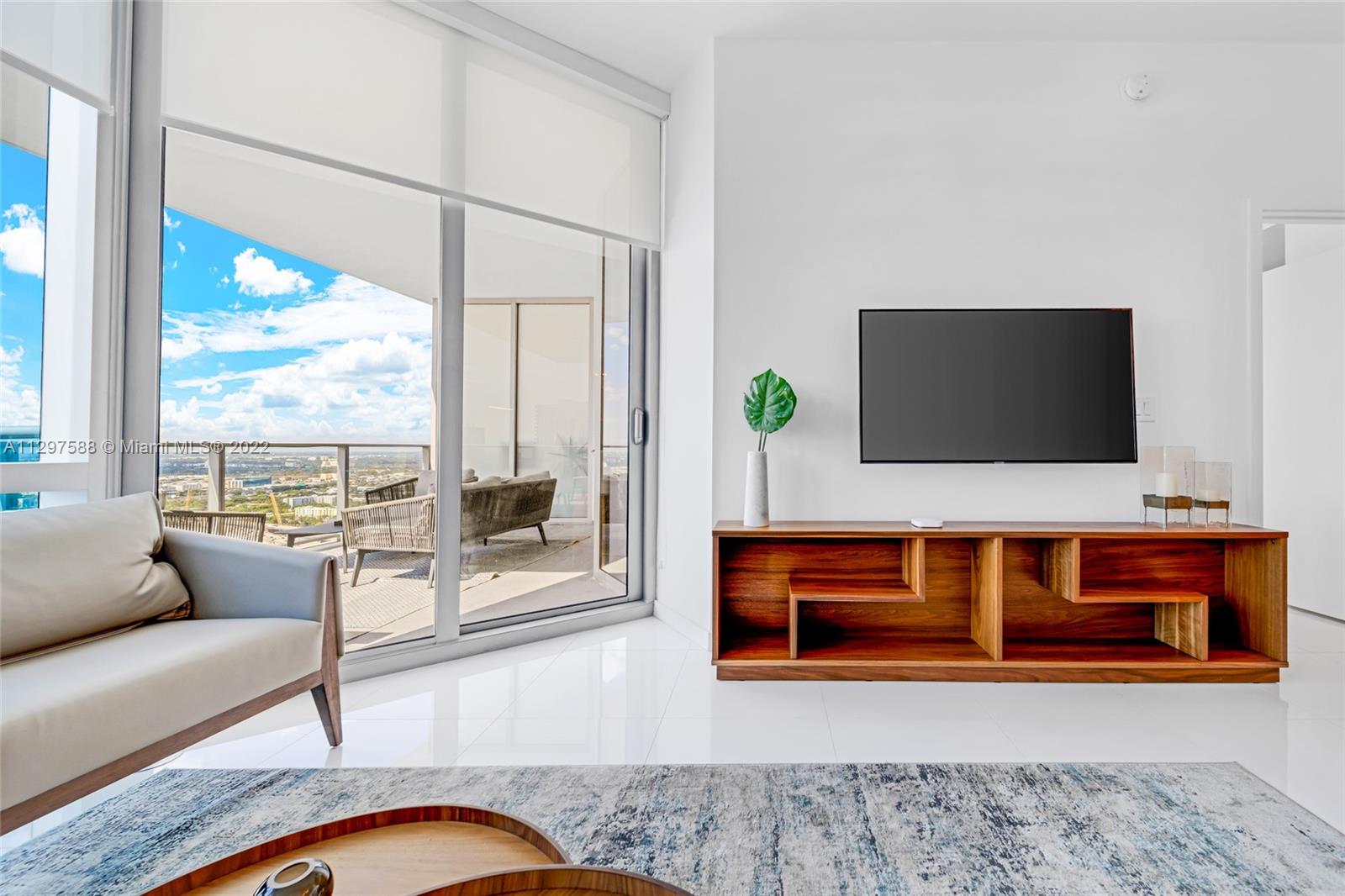 PARAMOUNT MIAMI WORLDCENT - Residential Lease