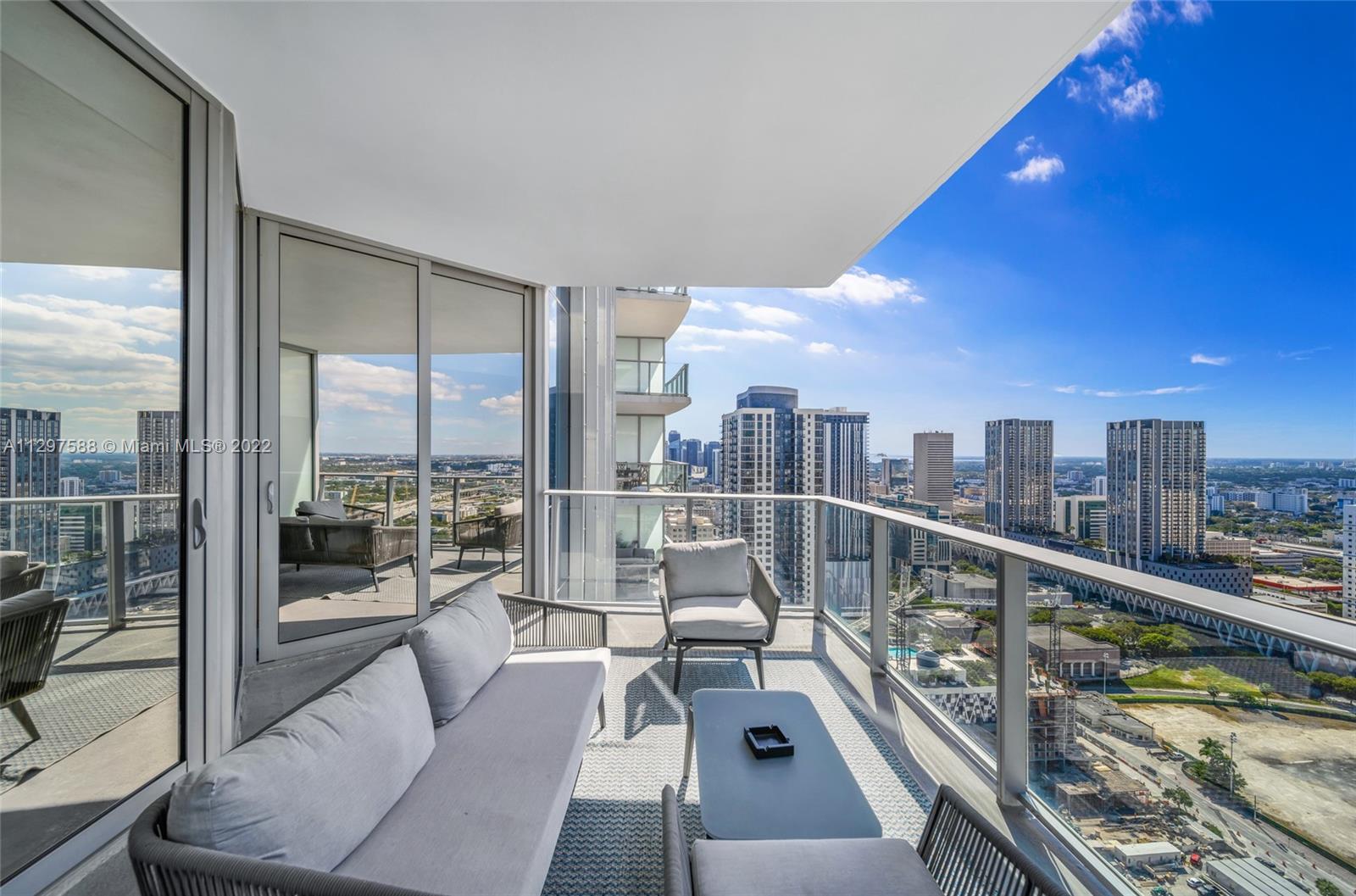 PARAMOUNT MIAMI WORLDCENT - Residential Lease