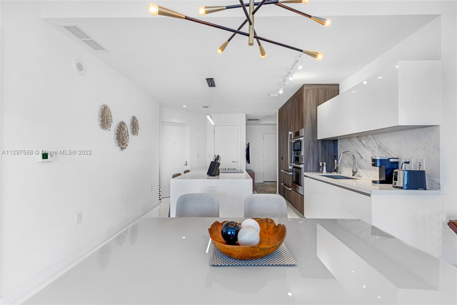 PARAMOUNT MIAMI WORLDCENT - Residential Lease