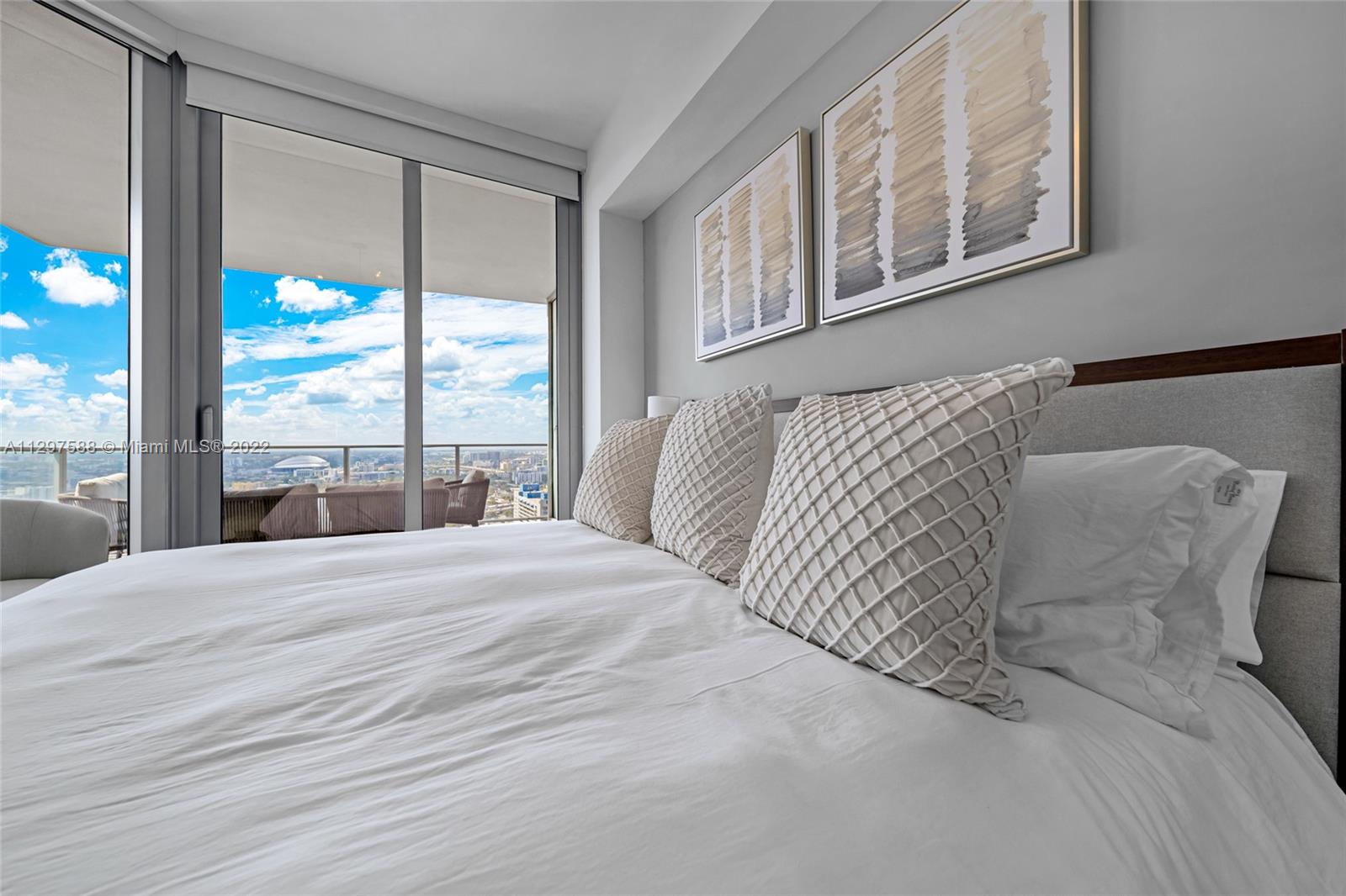 PARAMOUNT MIAMI WORLDCENT - Residential Lease