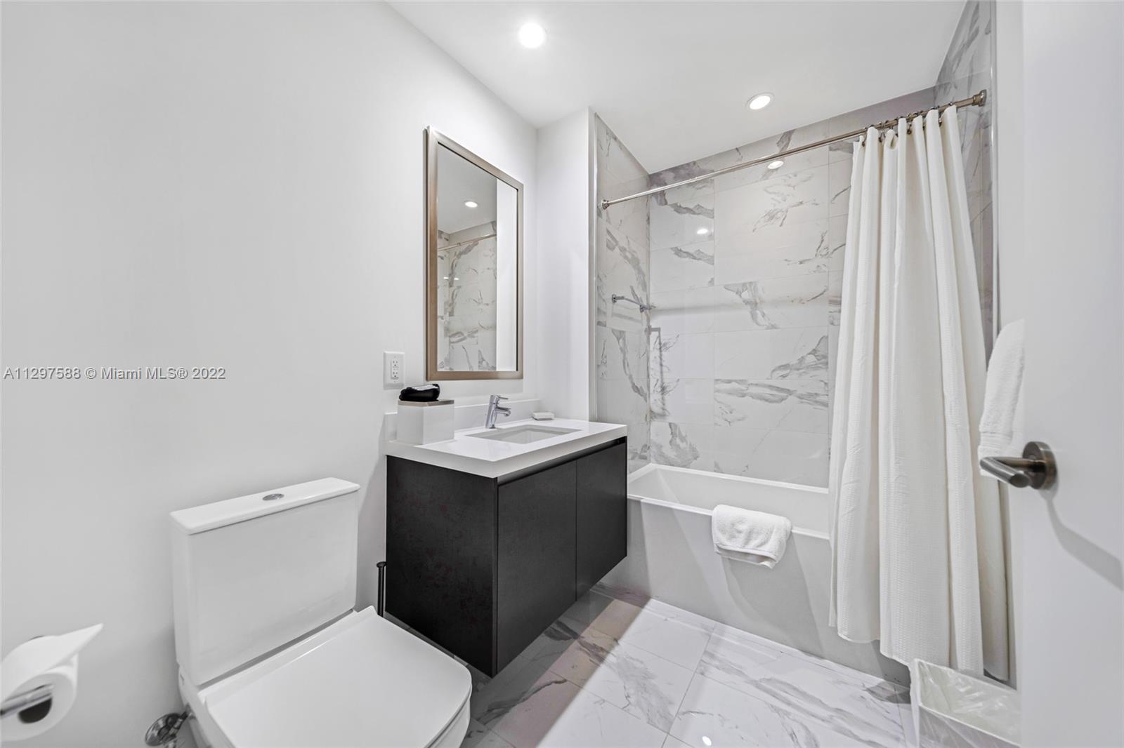 PARAMOUNT MIAMI WORLDCENT - Residential Lease