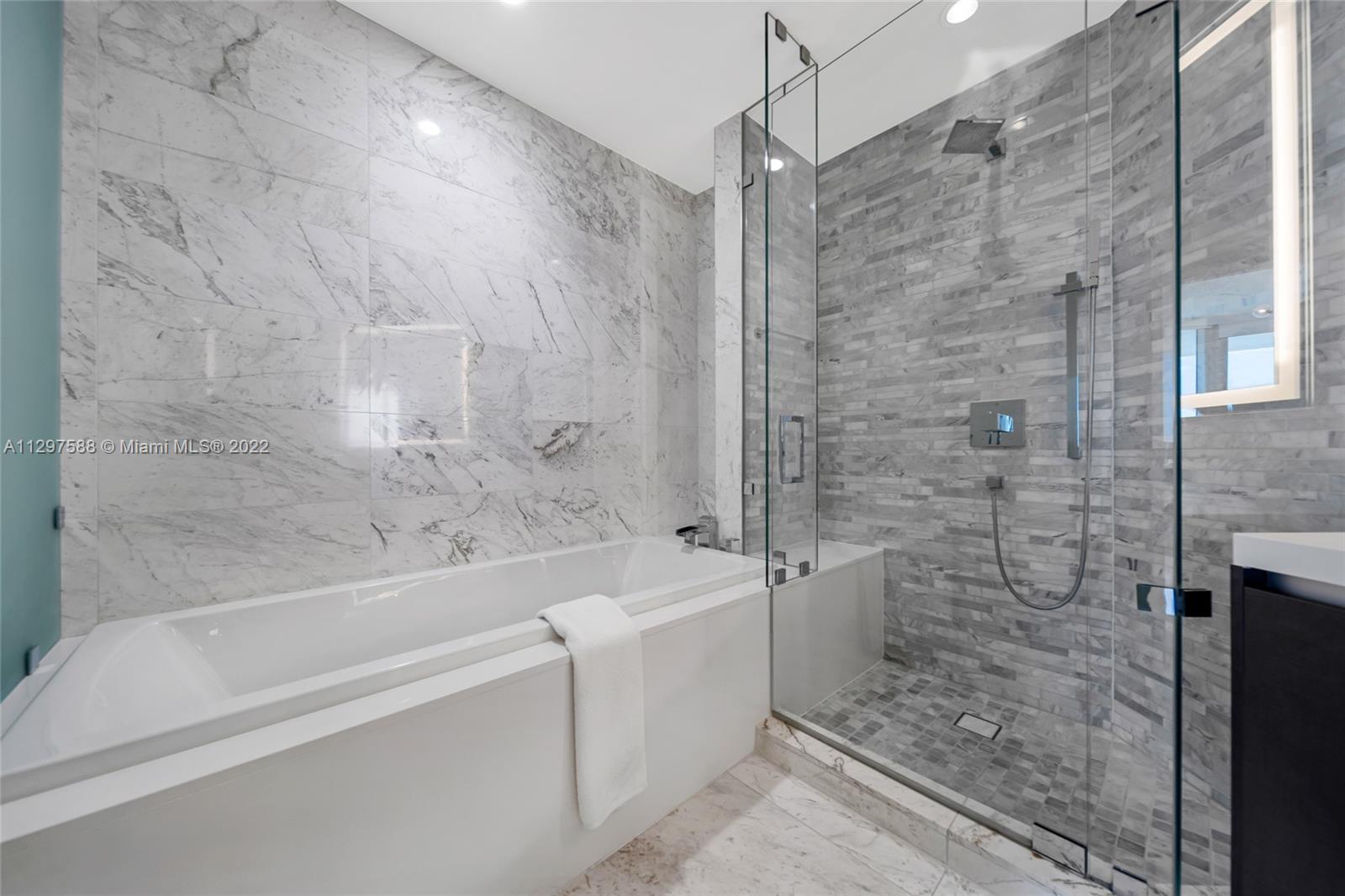 PARAMOUNT MIAMI WORLDCENT - Residential Lease