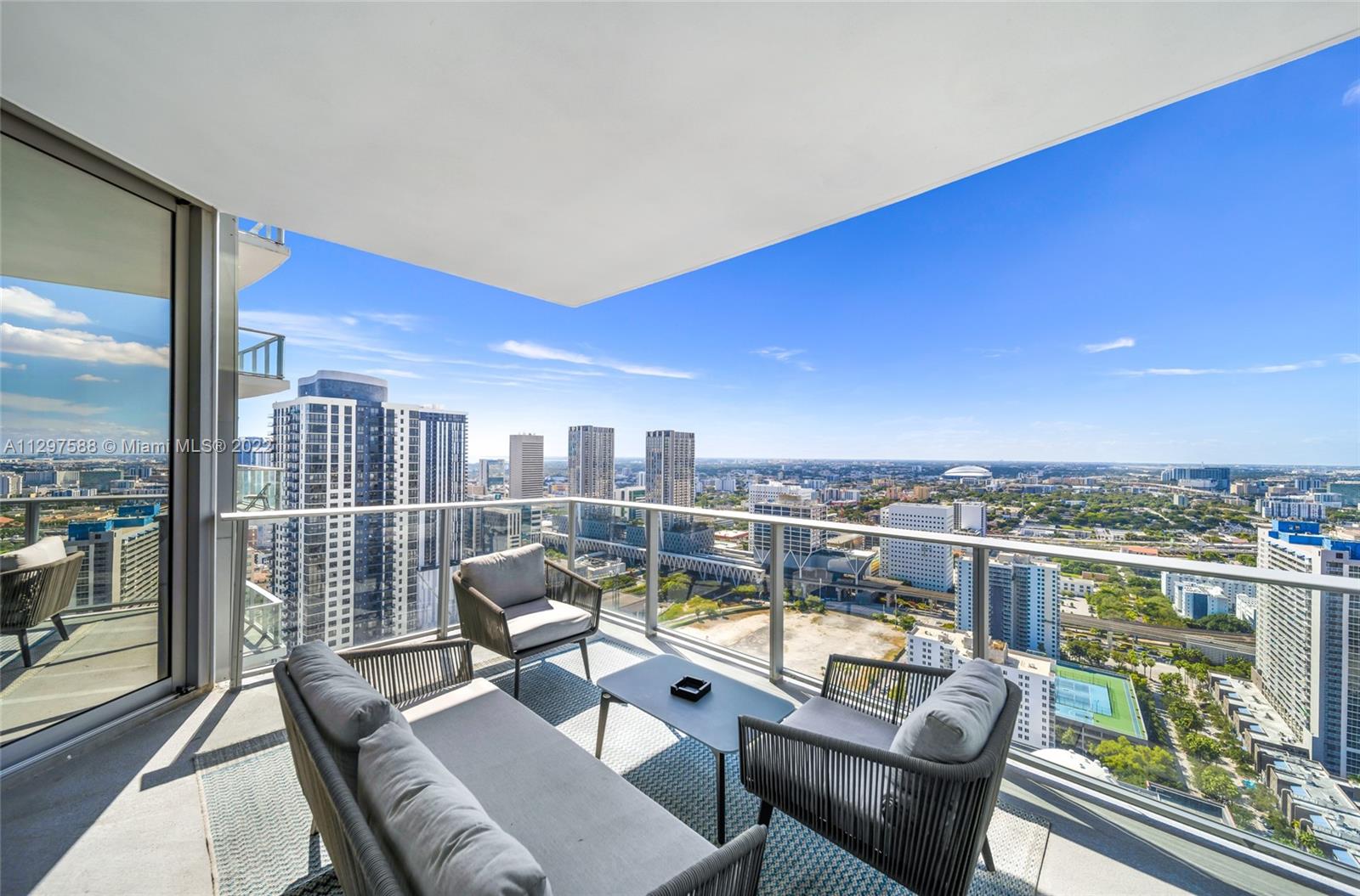 PARAMOUNT MIAMI WORLDCENT - Residential Lease