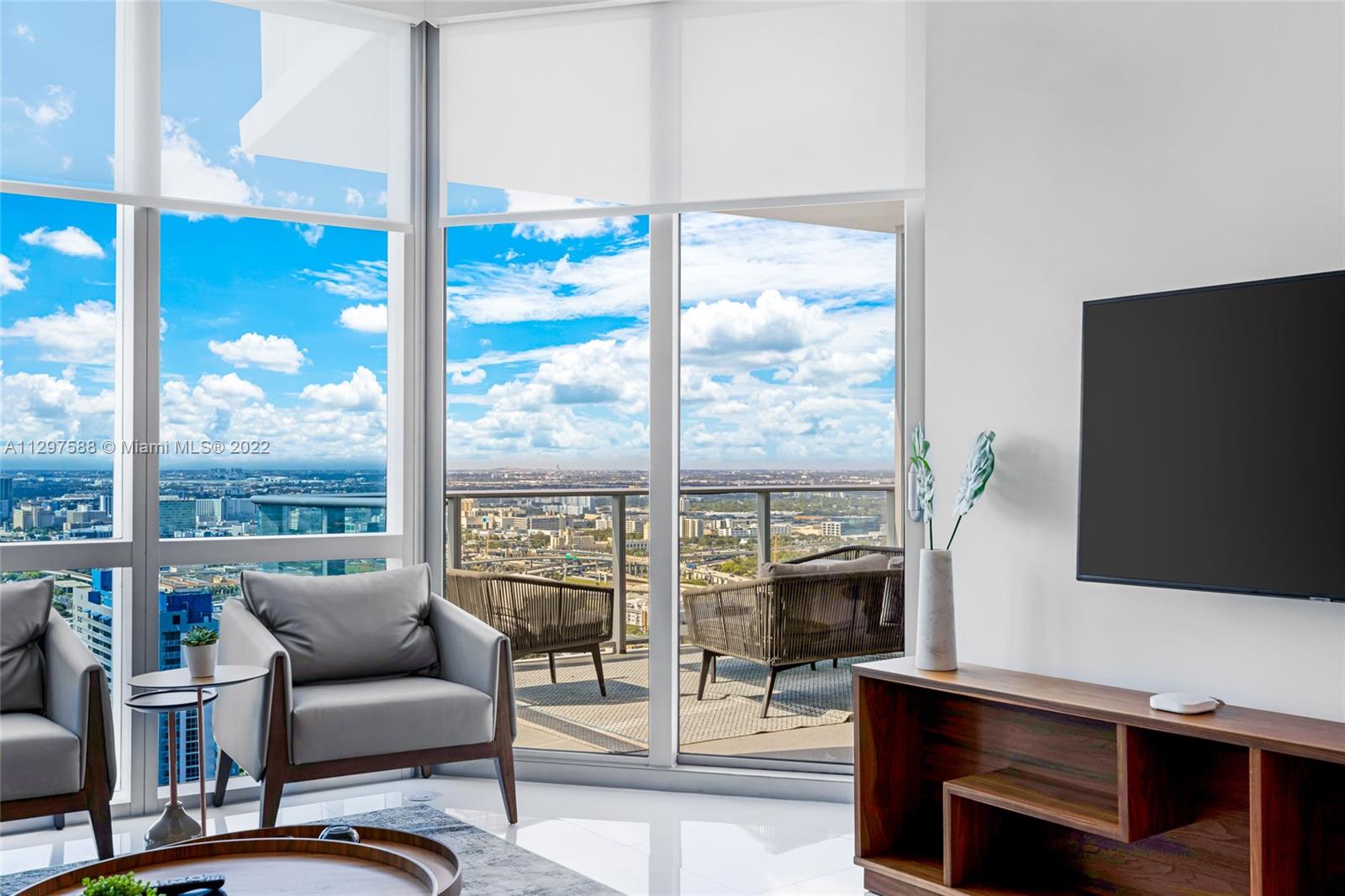 PARAMOUNT MIAMI WORLDCENT - Residential Lease